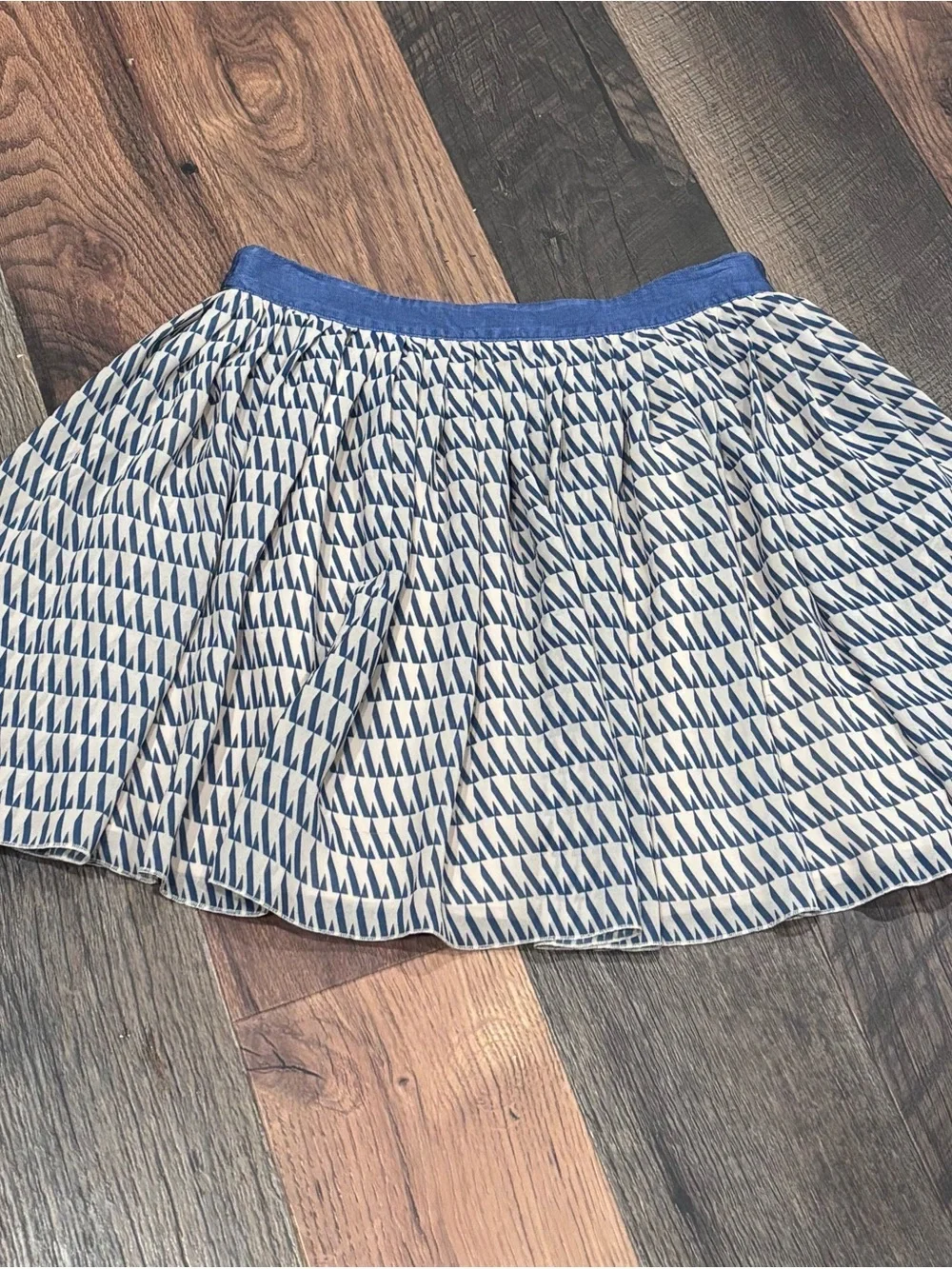 Club Monaco Navy and Beige Mini  Skirt in size 8. Great condition